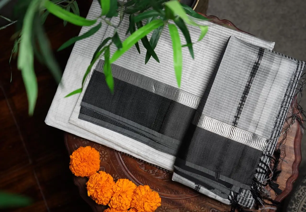 Handloom Maheshwari Silk Cotton Blend Saree – Off White & Black Satin Border