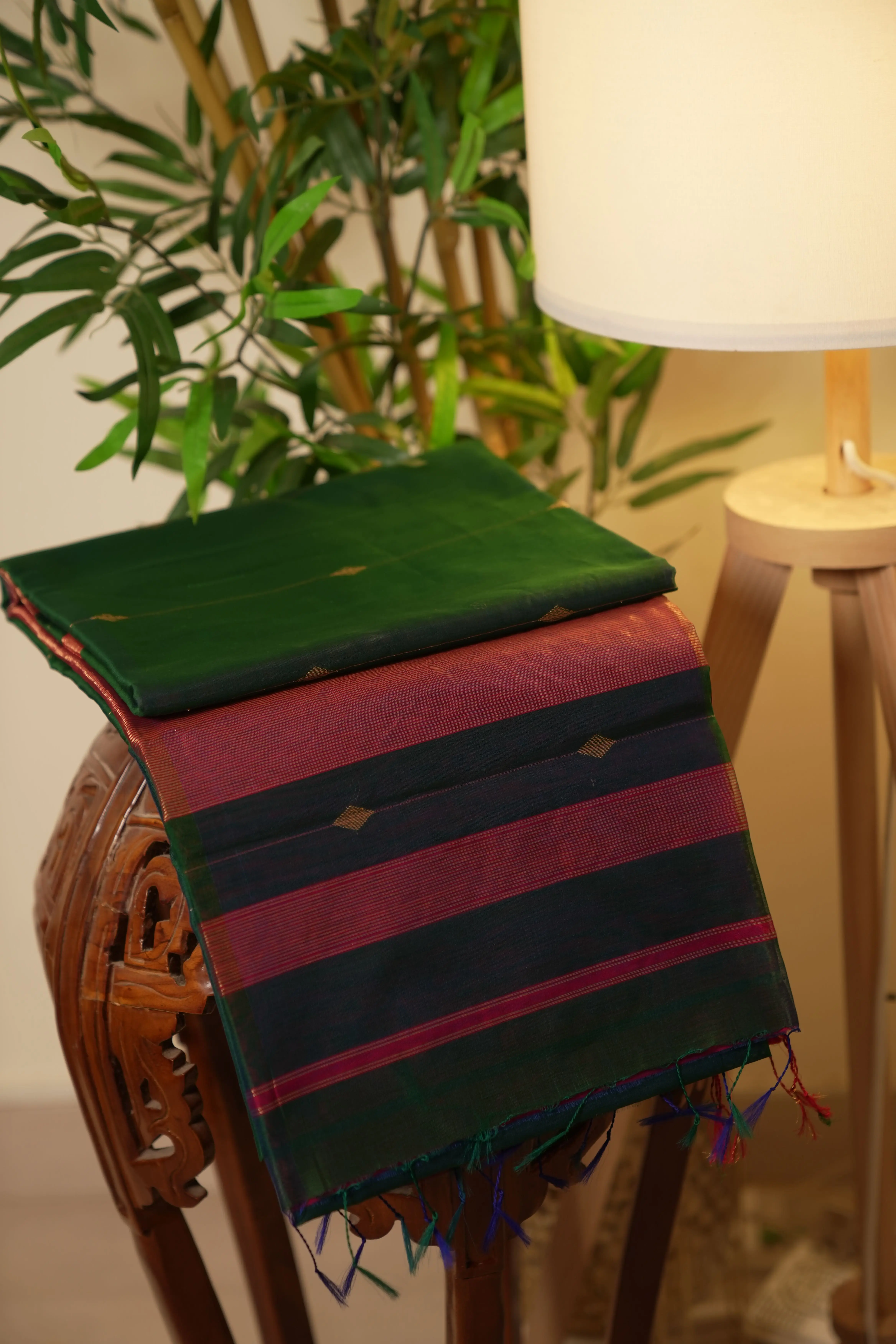 Pure Handloom Maheshwari Silk Cotton Saree – Dual-Tone Emerald Green with Gold Zari Splendour